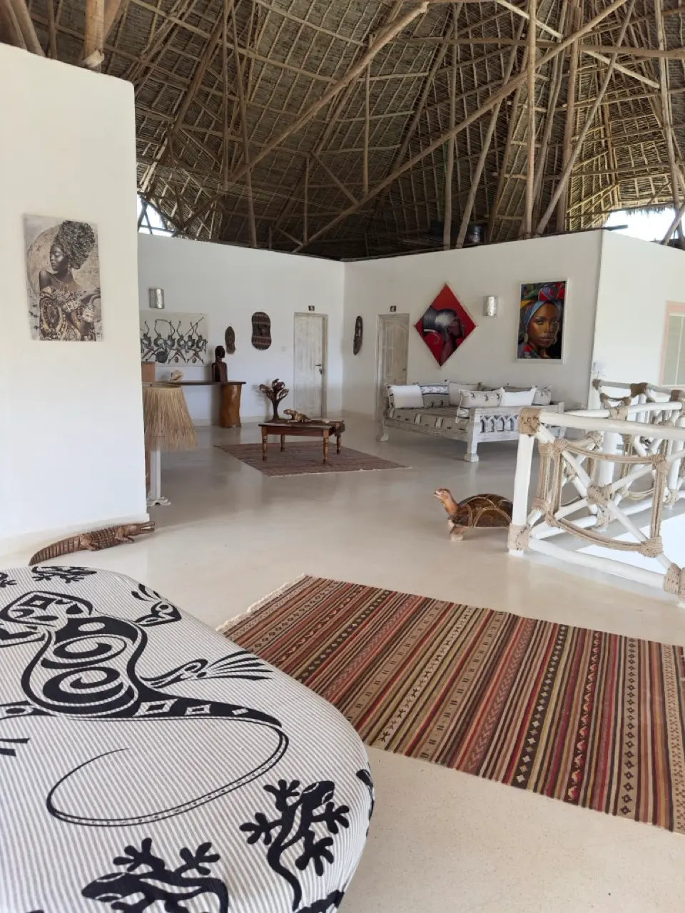 Corridoio delle camere al piano superiore con arte Swahili, Villa Chris House Watamu
