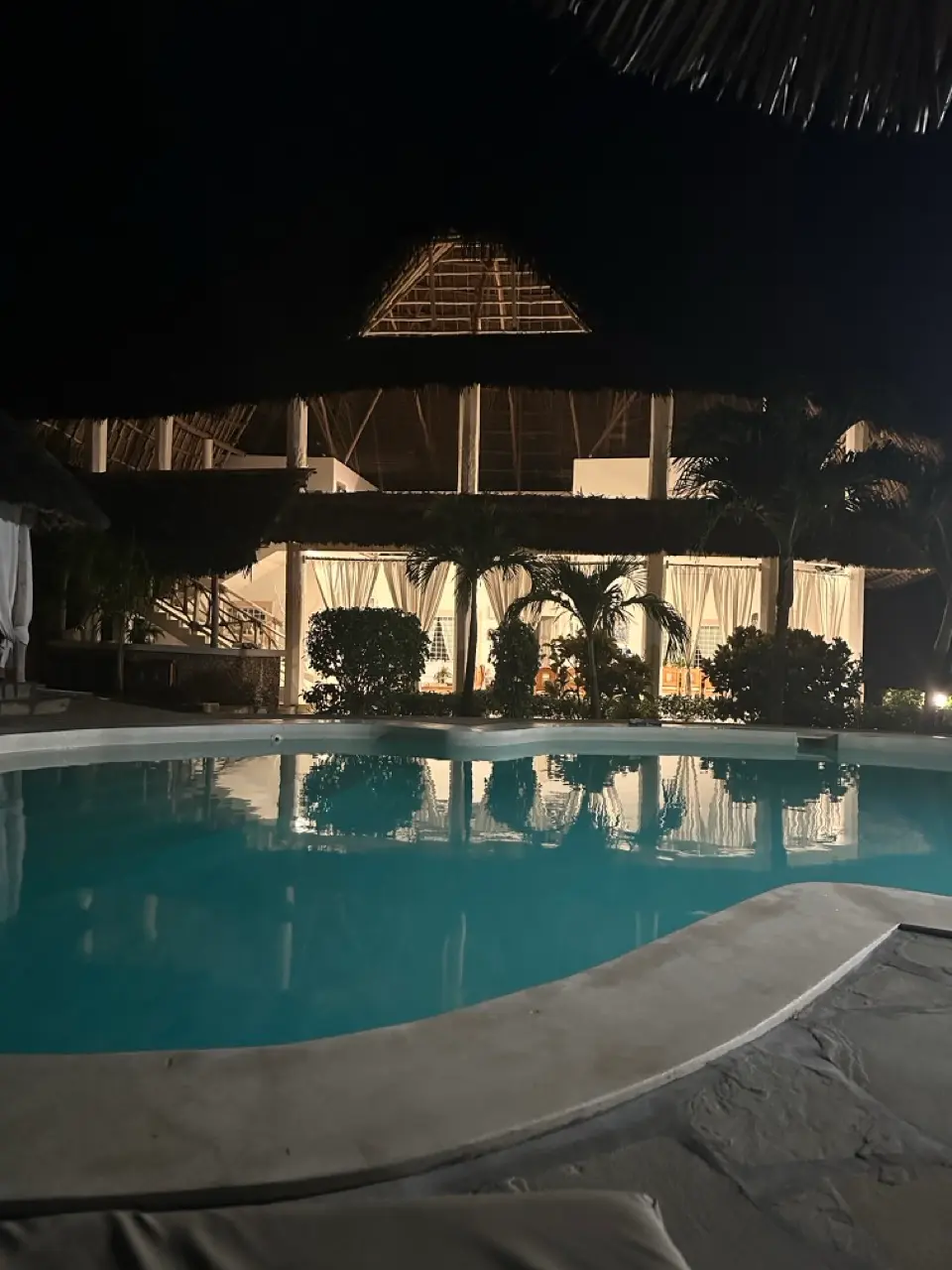 Piscina illuminata di sera nella villa privata di Watamu, Kenya