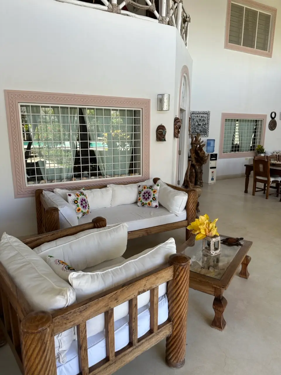 Salotto con divani in legno e arredi Swahili nella villa privata di Watamu